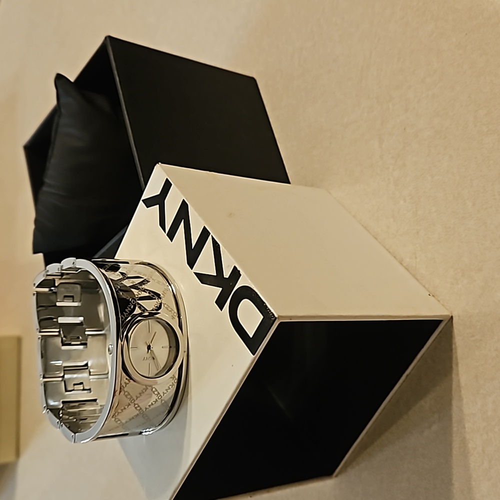 Vintage EUC DKNY Beautiful Silver Signature Bracelet Watch NY 4954